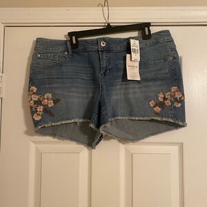 Torrid Blue Denim Shorts with Floral Embroidery. Bahama. Women’s. Size 16.NWT.